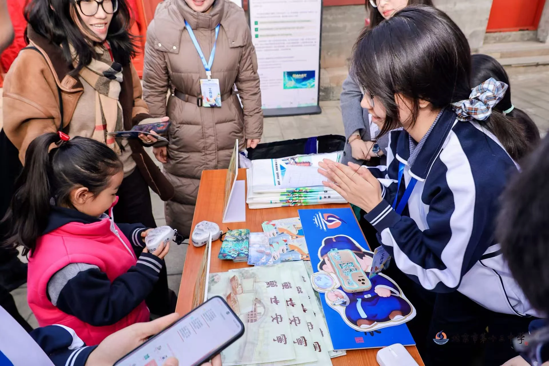 学生在运河主题展览中展示文创作品