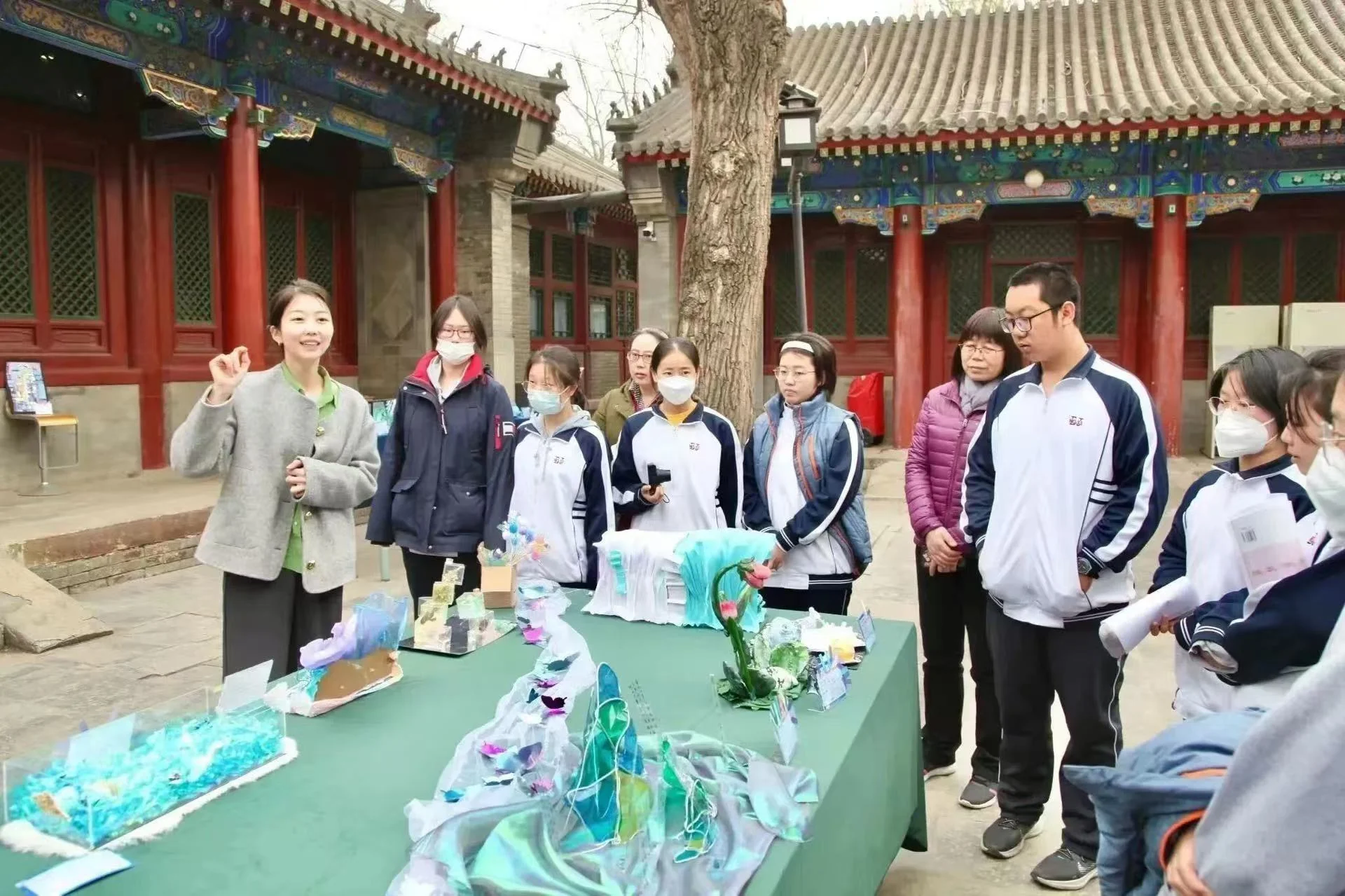 学生向观众介绍环保主题跨学科作品