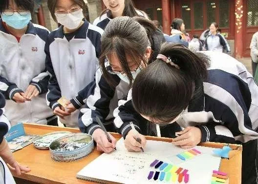 学生协作完成环保主题作品